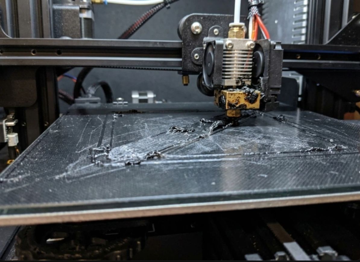 3D 打印喷嘴高度对比:左侧显示喷嘴过近,导致线条粗糙并被挤扁;中间显示正确高度,挤出线略微扁平但清晰;右侧显示喷嘴过远,出现间隙且无法粘附在平台上
![20260728-172727.jpg